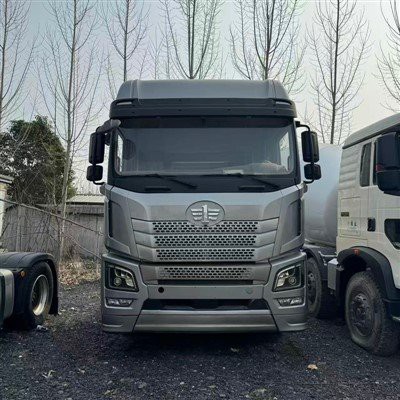 Used Semi-Trailer Tractor